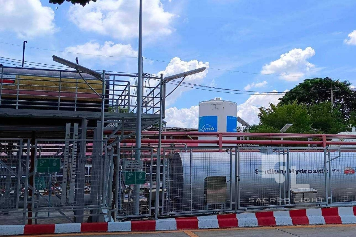 ผลงานการติดตั้งโคมไฟถนนโซล่าเซลล์ LED บริเวณรอบโรงงานผลิตเครื่องดื่มน้ำอัดลม @ปทุมธานี