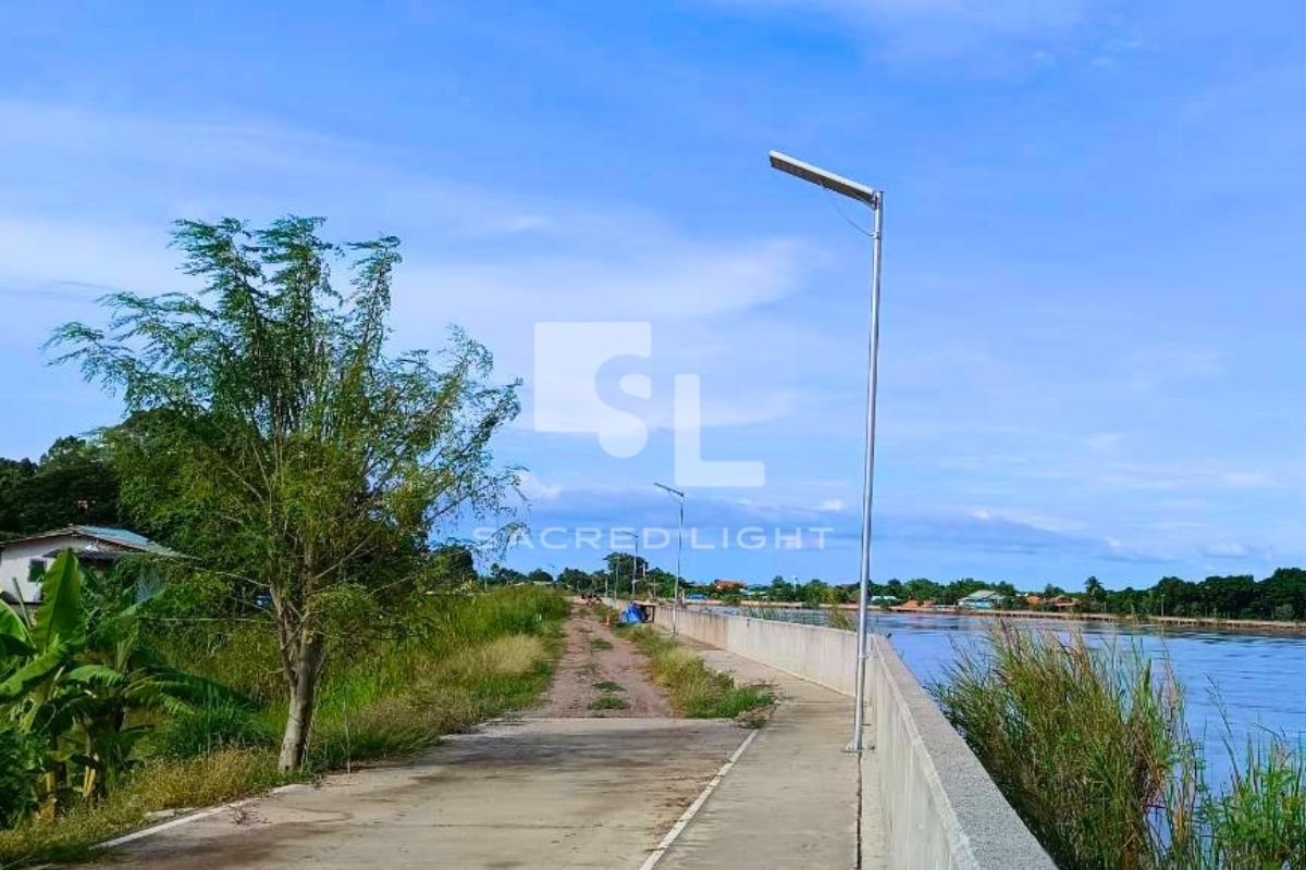 งานติดตั้งโคมไฟถนนโซล่าเซลล์ All-in-One SAR 65W เสาสูง 6 เมตร ทางเดินริมเขื่อนแม่น้ำเจ้าพระยา หาดทรายอินทร์บุรี องค์การบริหารส่วนตำบลอินทร์บุรี
