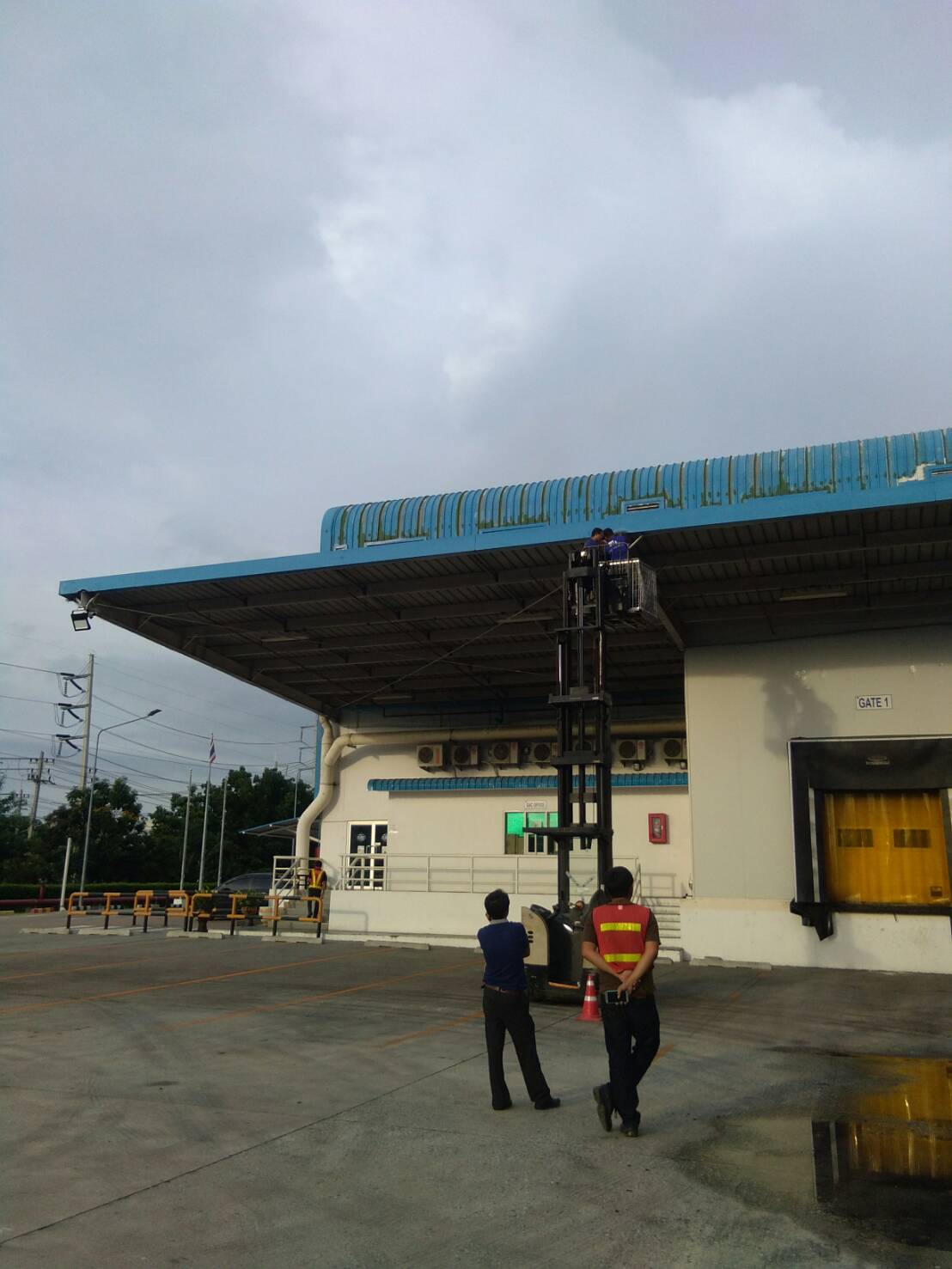 ผลงานการติดตั้งโคมไฮเบย์ LED (LED HIGH BAY) และโคมฟลัชไลท์ LED (LED FLOOD LIGHT) @บริษัทบริการขนส่งสินค้าทางบก