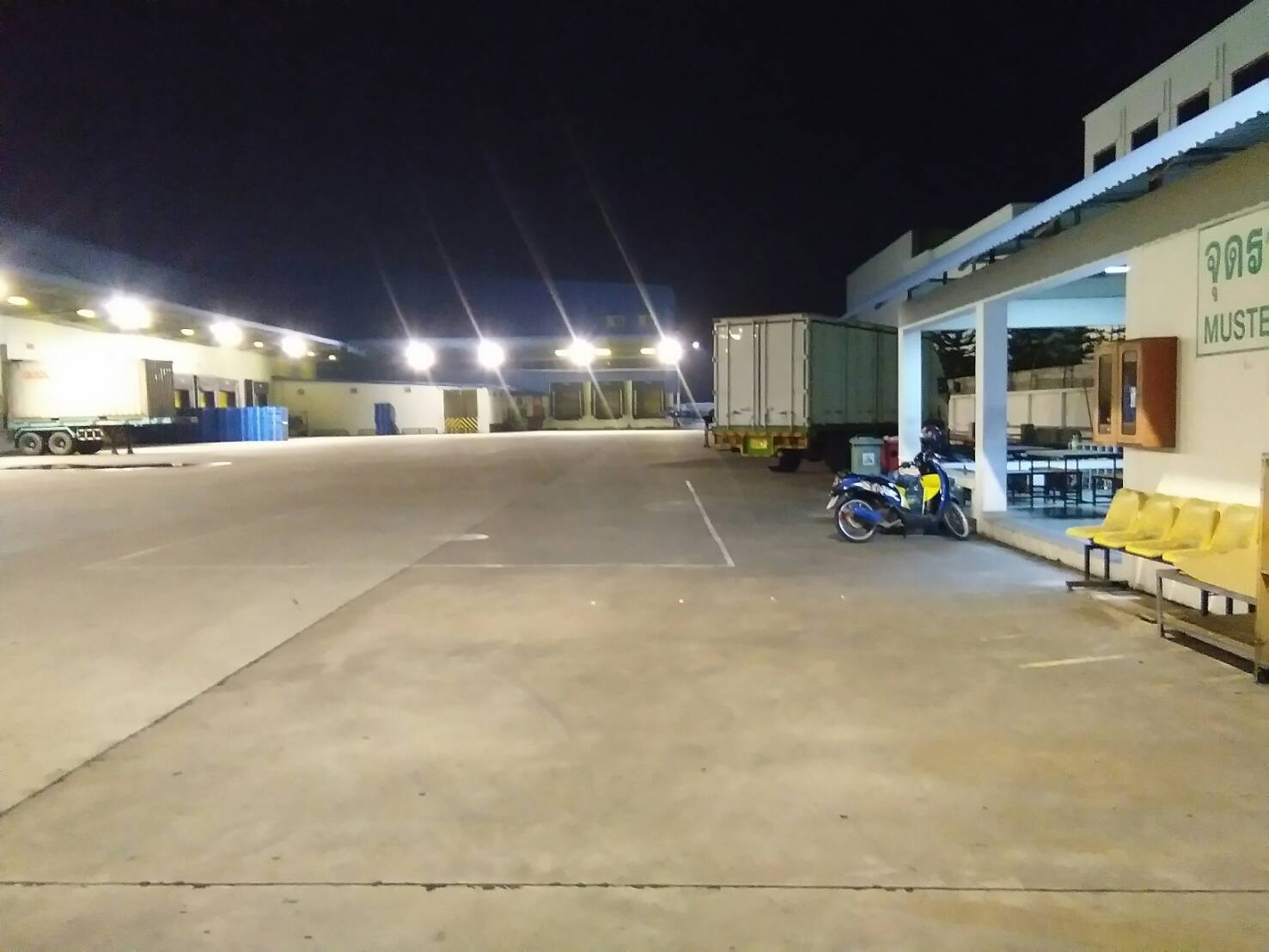 ผลงานการติดตั้งโคมไฮเบย์ LED (LED HIGH BAY) และโคมฟลัชไลท์ LED (LED FLOOD LIGHT) @บริษัทบริการขนส่งสินค้าทางบก