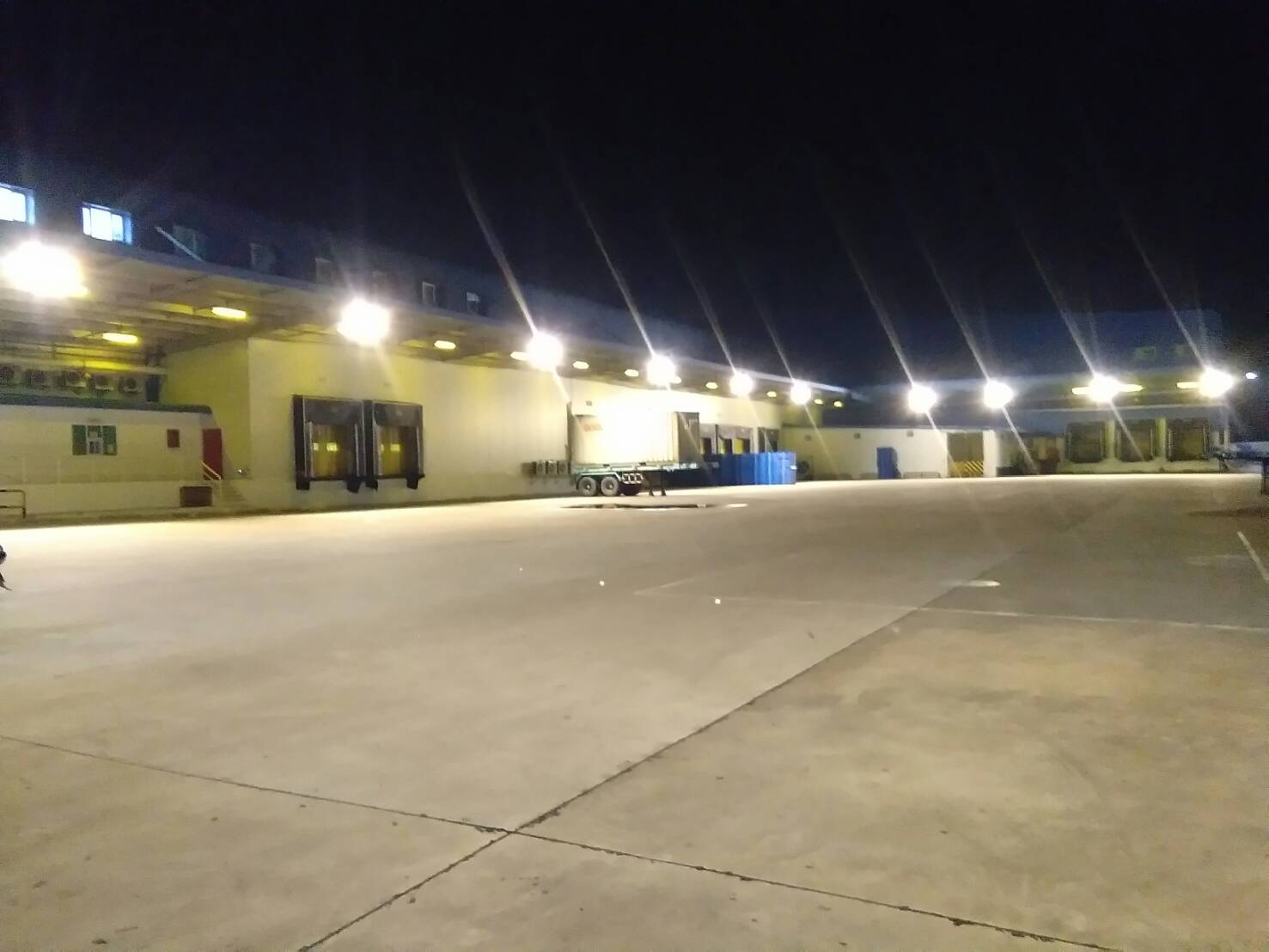 ผลงานการติดตั้งโคมไฮเบย์ LED (LED HIGH BAY) และโคมฟลัชไลท์ LED (LED FLOOD LIGHT) @บริษัทบริการขนส่งสินค้าทางบก