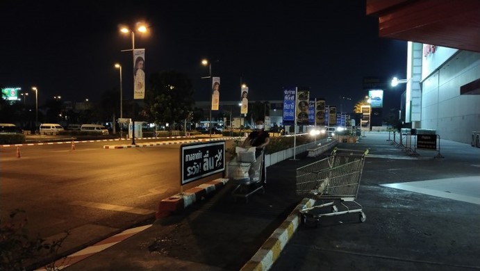 ผลงานการติดตั้งโคมไฟถนน LED (LED STREET LIGHT)@ห้างสรรพสินค้า