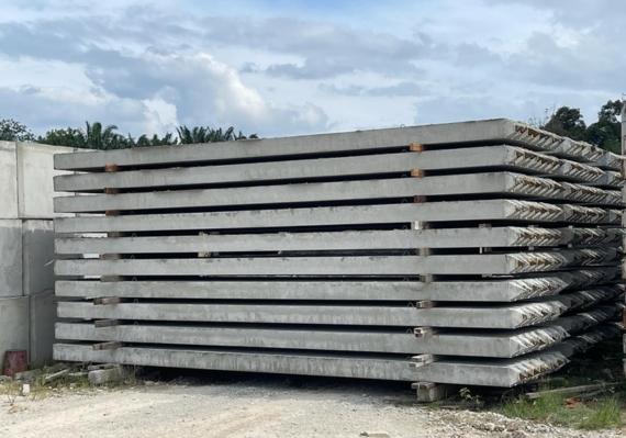 เสาเข็ม เป็นองค์ประกอบฐานรากที่มีลักษณะเป็นแท่งยาวฝังอยู่ใต้ดิน ทำหน้าที่รองรับและถ่ายน้ำหนักของโครงสร้างลงสู่ชั้นดินที่แข็งแรงด้านล่าง ป้องกันการทรุดตัวหรือเอียงของเสาไฟหรือสิ่งปลูกสร้างด้านบน เสาเข็มที่นิยมใช้โดยทั่วไปทำจากคอนกรีตเสริมเหล็ก (คอนกรีตอัดแรง) ซึ่งมีเหล็กเส้นภายในเพื่อเพิ่มความแข็งแรง สามารถรับน้ำหนักกดและแรงดึงได้ดี เหมาะกับงานฐานรากที่ต้องการความมั่นคงถาวรเสาเข็มคอนกรีตมีความคงทนและอายุการใช้งานยาวนานหลายสิบปี และมีราคาประหยัดเมื่อเทียบกับเสาเข็มเหล็ก จึงได้รับความนิยมสูงในการก่อสร้างทั่วไปรูปแบบของเสาเข็มคอนกรีตมีทั้งชนิดตอก (Precast Driven Pile) ที่ผลิตจากโรงงานและนำมาตอกลงดิน และชนิดเจาะหล่อในที่ (Bored Pile) ที่ขุดหลุมแล้วเทคอนกรีตลงไป ซึ่งวิธีที่เลือกใช้ขึ้นอยู่กับสภาพพื้นที่และน้ำหนักที่ต้องรับ   ในการติดตั้งเสาไฟถนนหรือเสาไฮแมส หากพื้นดินบริเวณนั้นเป็นดินอ่อนหรือรับน้ำหนักมาก อาจจำเป็นต้องใช้เสาเข็มคอนกรีตเป็นส่วนหนึ่งของฐานรากร่วมกับตอม่อ เพื่อเพิ่มความมั่นคงให้เสาไฟไม่ทรุดเอียงตามกาลเวลา ผู้ผลิตไทยหลายรายสามารถจัดทำเสาเข็มคอนกรีตได้ตามมาตรฐานวิศวกรรม และมีการควบคุมคุณภาพวัสดุผสมคอนกรีตอย่างเข้มงวด ทำให้ผู้ใช้งานมั่นใจในความแข็งแรงของฐานรากที่ได้มาตรฐาน