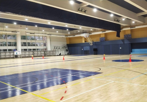 ภาพภายในสนามบาสเก็ตบอลโรงเรียนนานาชาติที่ติดตั้งด้วยโคมไฟไฮเบย์ Low UGR