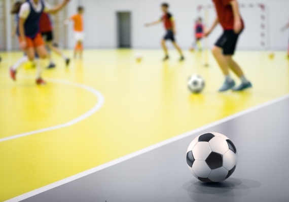 สนามกีฬาฟุตซอล เน้นใช้โคมไฟที่แสงไม่แยงตา Flicker-Free ตามมาตรฐาน FIFA Lighting Classes