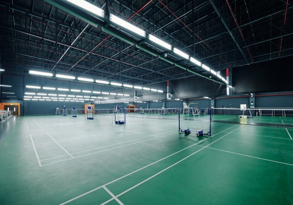 ภาพโคมไฟที่ใช้ในสนามกีฬาแบดมินตัน ห้ามติดบริเวณบนเน็ต เพราะจะทำให้แยงตา