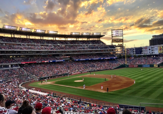 สนามกีฬาเบสบอลที่ใช้โคมไฟสปอร์ตไลท์ ฟลัดไลท์ ในการให้ความสว่างสนาม