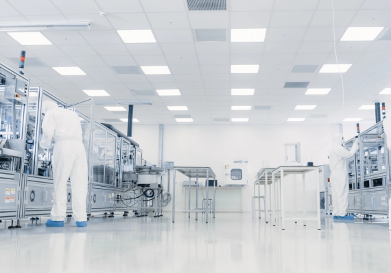 ห้องคลีนรูมที่ติดตั้งโคมไฟไฮเบย์ฝังฝ้า LED