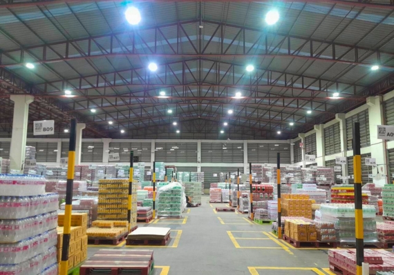 ภาพคลังเก็บสินค้าผลิตภัณฑ์น้ำอัดลมติดตั้งโคมไฟไฮเบย์LED รุ่น E12 Series