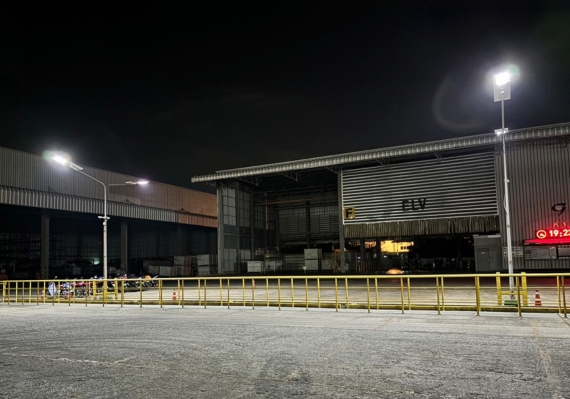 ภาพโคมไฟถนนโซล่าเซลล์LED รุ่น SAR Series 100W ติดตั้งในนิคมอุตสาหกรรมปิ่นทอง ประหยัดพลังงานค่าไฟเป็นศูนย์