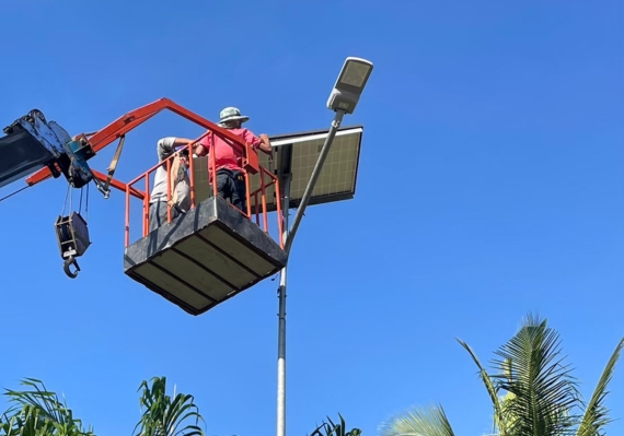 ภาพโคมไฟถนนโซล่าเซลล์LED แบบแยกแผง รุ่น MASTERPRO-H1 งานราชการ ติดตั้งที่แสมสาร คุ้มค่าระยะยาว