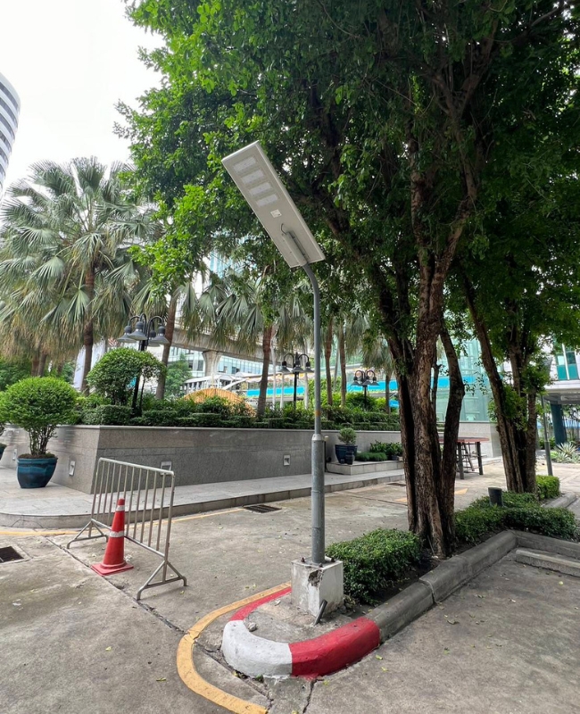 โคมไฟถนนโซล่าเซลล์LED รุ่น SAR Hybrid Series ติดตั้งบริเวณสำนักงานใหญ๋ธนาคารกรุงไทย ลุกค้าต้องการแบบไฮบริดเนื่องจากเป็นพื้นที่ที่ไม่มีแสงต่อเนื่อง