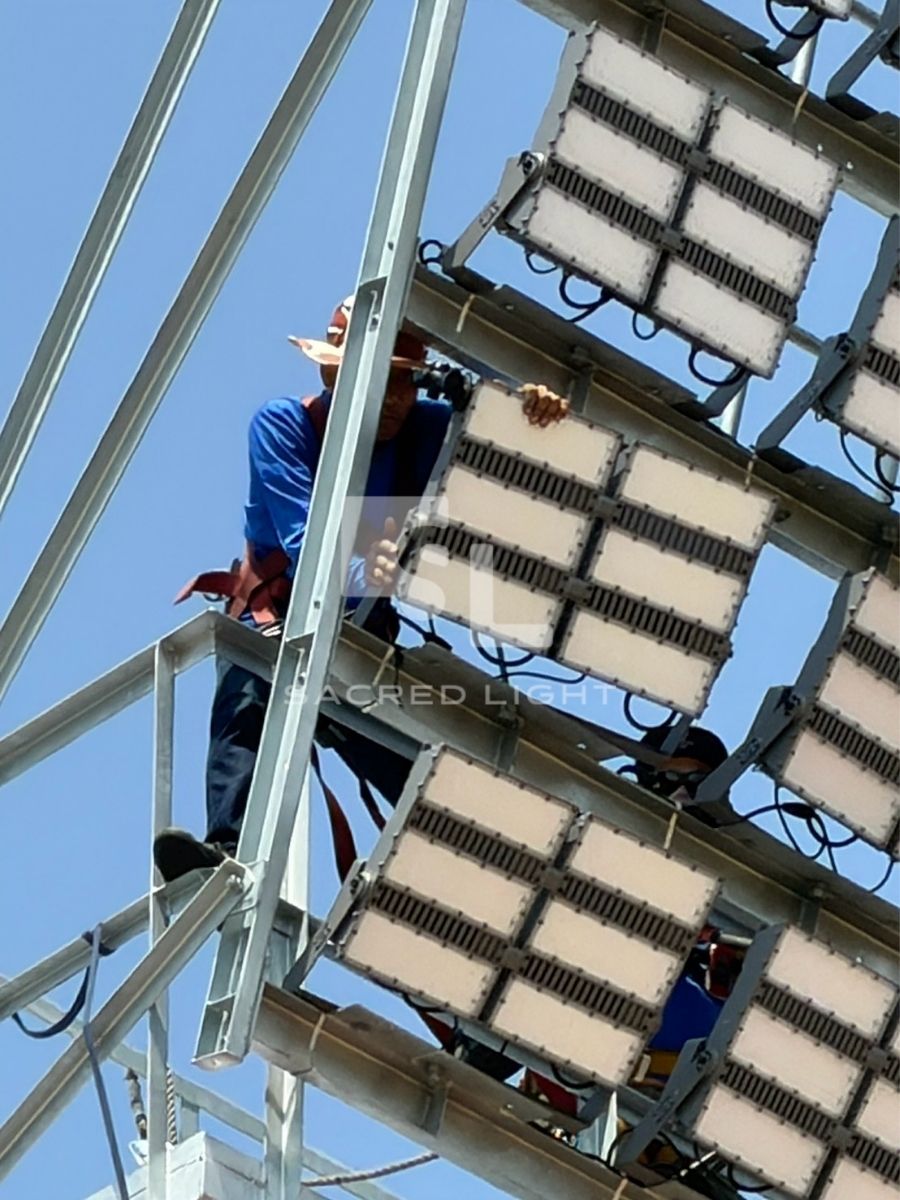 ช่าง SacredLight ปรับมุมโคม LED X2-Series บนแพลตฟอร์ม High Mast พร้อมเซฟตี้ฮาร์เนส สนามกีฬาเทศบาลนราธิวาส