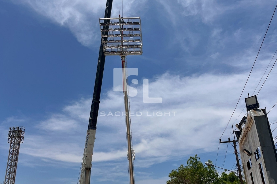 ทีมงาน Sacred Light ติดตั้งโคมไฟสนามกีฬา