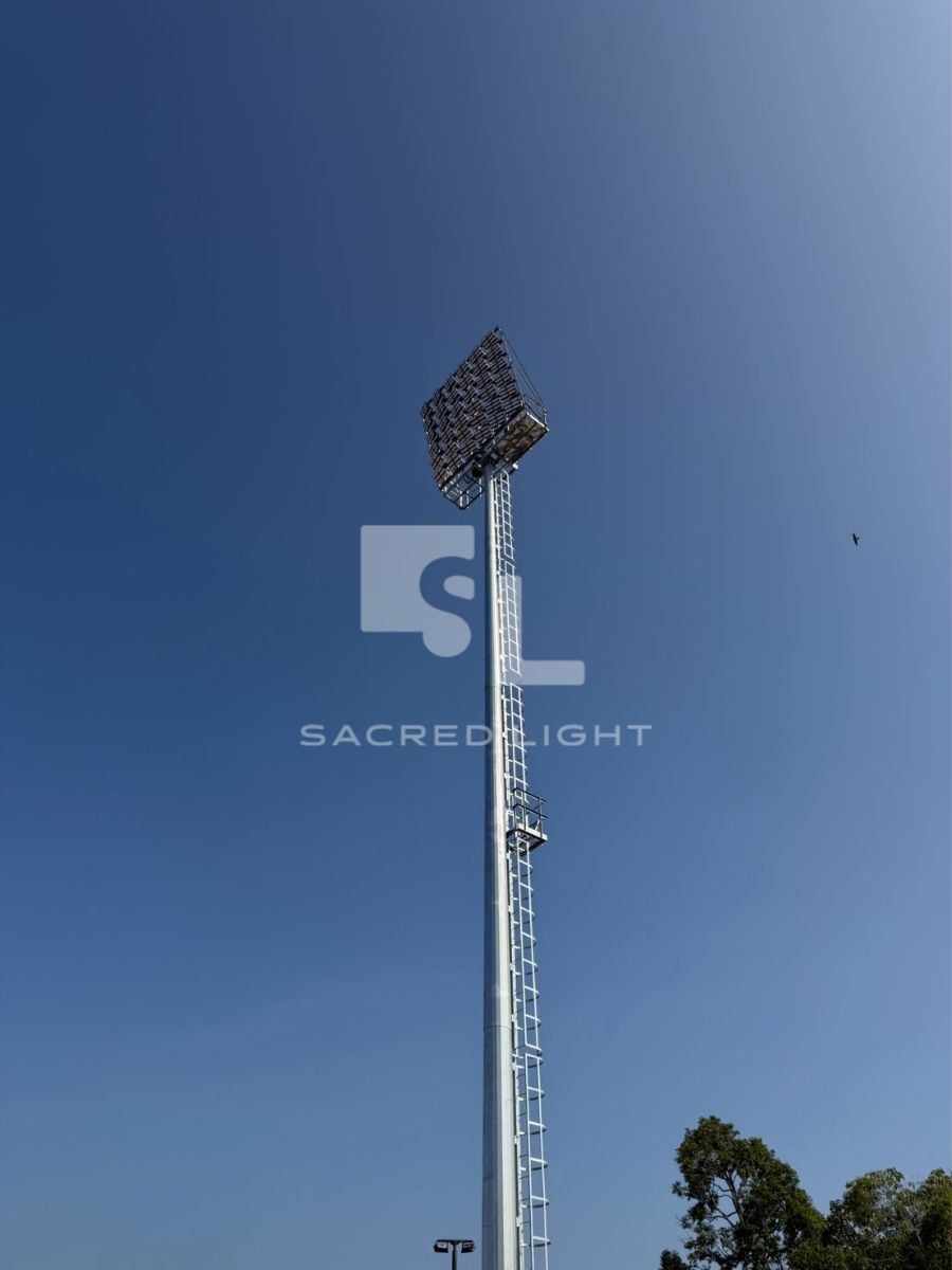 โคม LED X2-Series บน High Mast หลังปรับมุมเสร็จ พร้อมทดสอบระบบ สนามกีฬาเทศบาลนราธิวาส