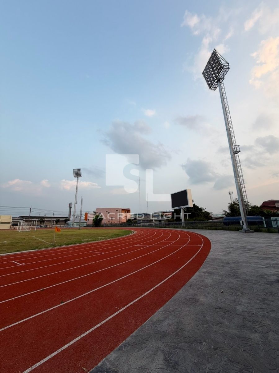 มุมมองเสา High Mast หลังปรับโคมเสร็จ ก่อนเปิดใช้งานจริง สนามกีฬาเทศบาลนราธิวาส