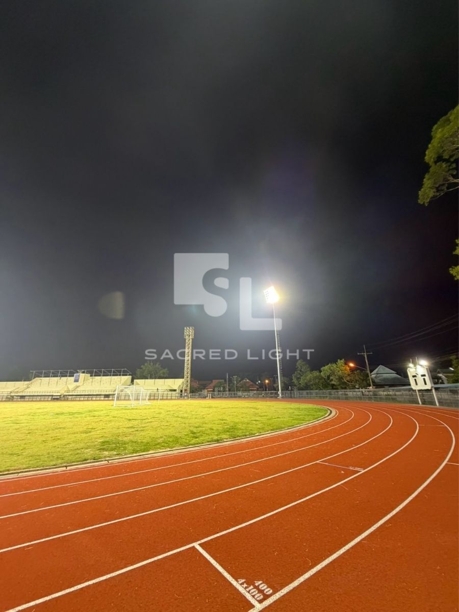 เสา High Mast 30m ติดตั้งโคม LED X2-Series 1200W ส่องสว่างสนามกีฬาเทศบาลนราธิวาสยามค่ำคืน