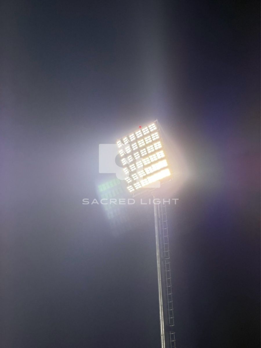 โคม LED X2-Series 1200W เปิดใช้งานส่องสว่างจ้า มุมแนวตั้ง สนามกีฬาเทศบาลนราธิวาส