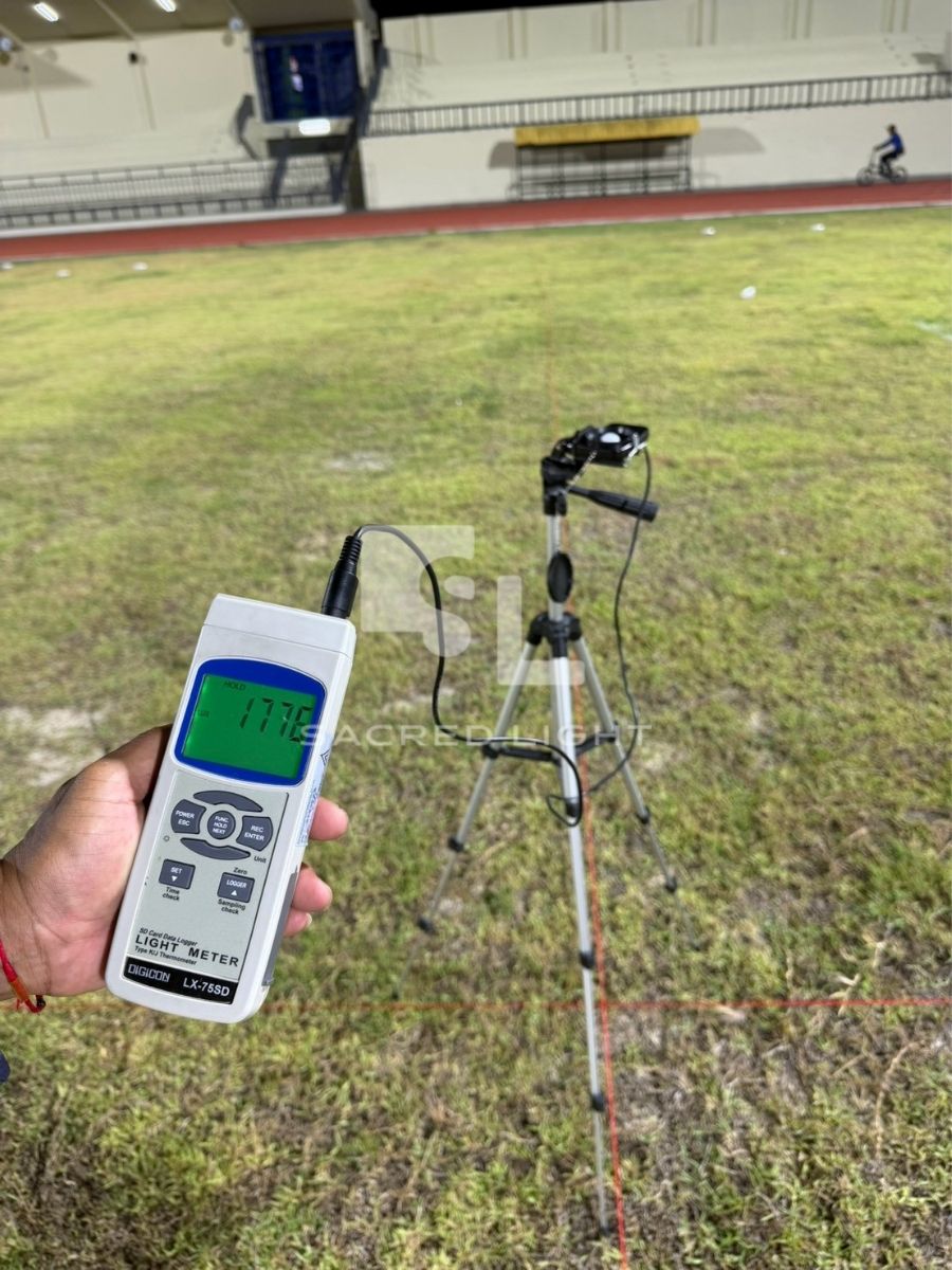 ตรวจวัดค่าความสว่างบริเวณมุมสนาม ระบบ LED X2-Series High Mast 30m สนามกีฬาเทศบาลนราธิวาส