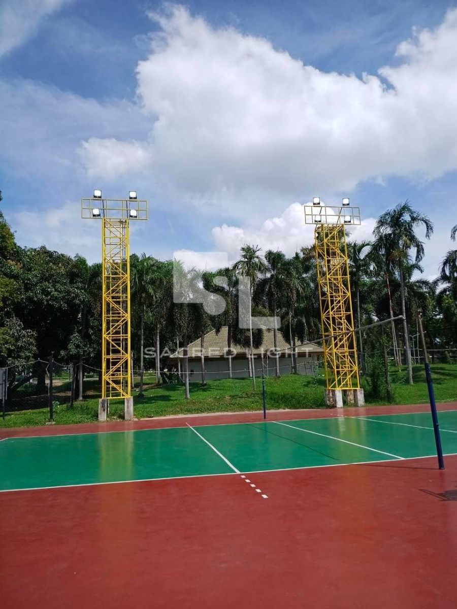 สนามวอลเลย์บอล ม.เกษตรศาสตร์ ศรีราชา กับเสาไฟโครงถักหลังติดตั้งโคม LED ใหม่