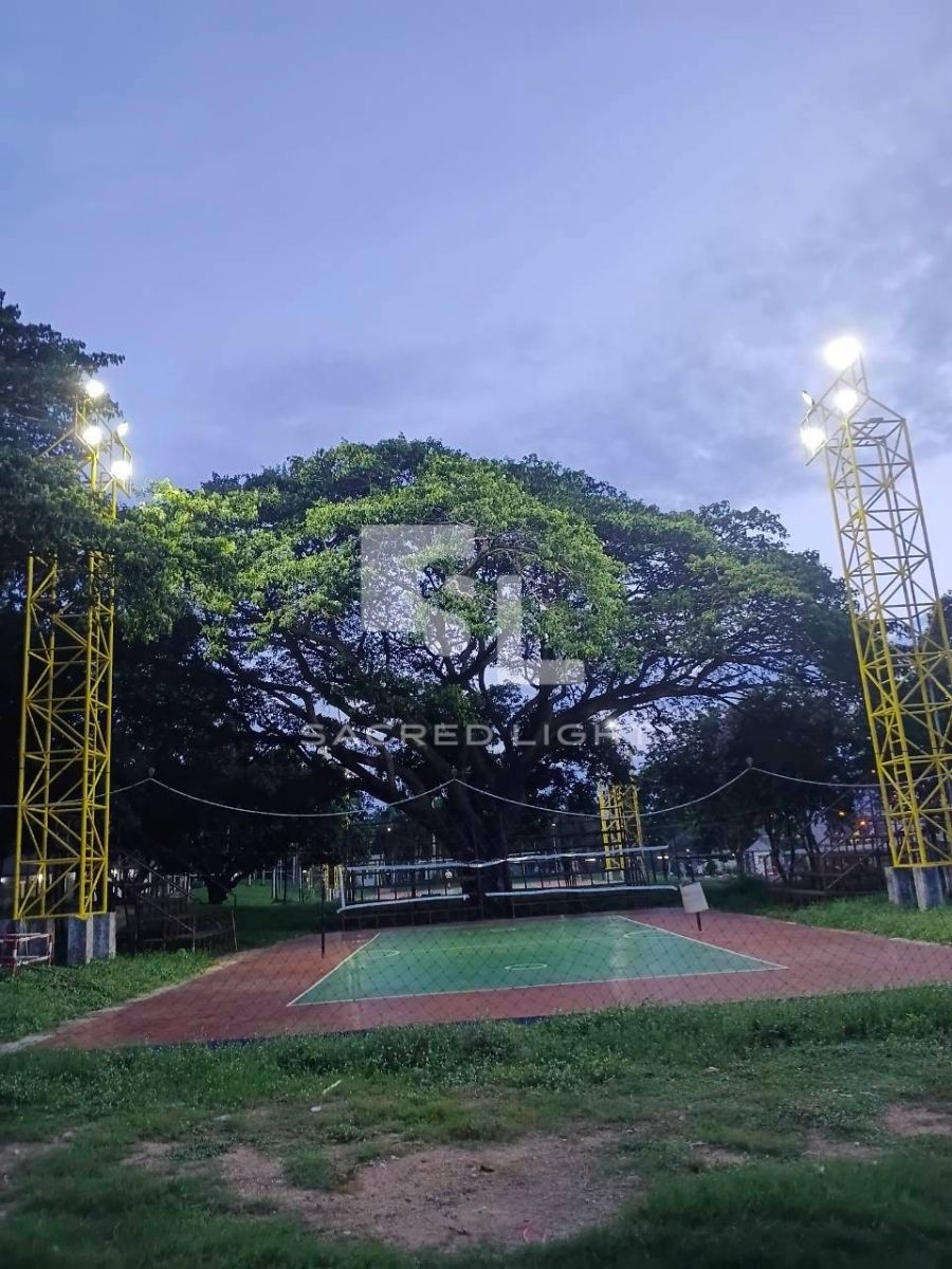 สนามตะกร้อ ม.เกษตรศาสตร์ ศรีราชา ช่วงหัวค่ำ เปิดไฟโคมฟลัดไลท์ LED บนเสาโครงถัก