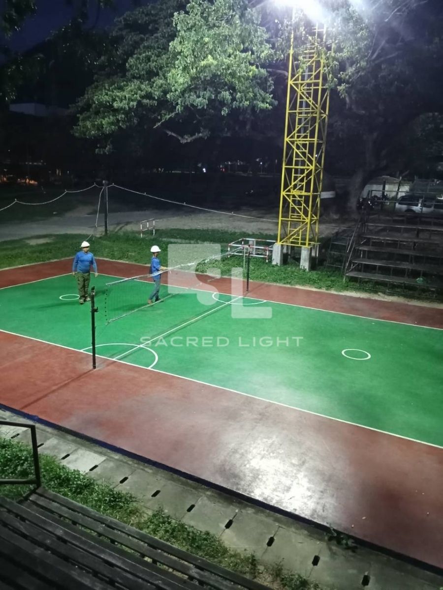 ทีมงาน SacredLight ตรวจสอบแสงสนามตะกร้อหลังติดตั้งโคมฟลัดไลท์ LED