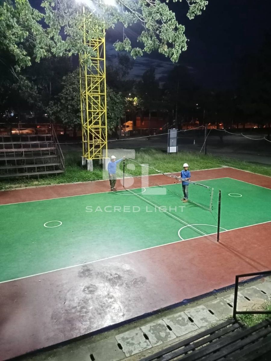สนามตะกร้อกลางคืนหลังปรับปรุงไฟ แสงจากโคมฟลัดไลท์ LED MASTER-2 200W