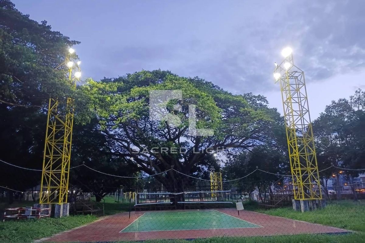 สนามตะกร้อ ม.เกษตรศาสตร์ ศรีราชา เปิดไฟโคมฟลัดไลท์ LED บนเสาโครงถัก ช่วงหัวค่ำ