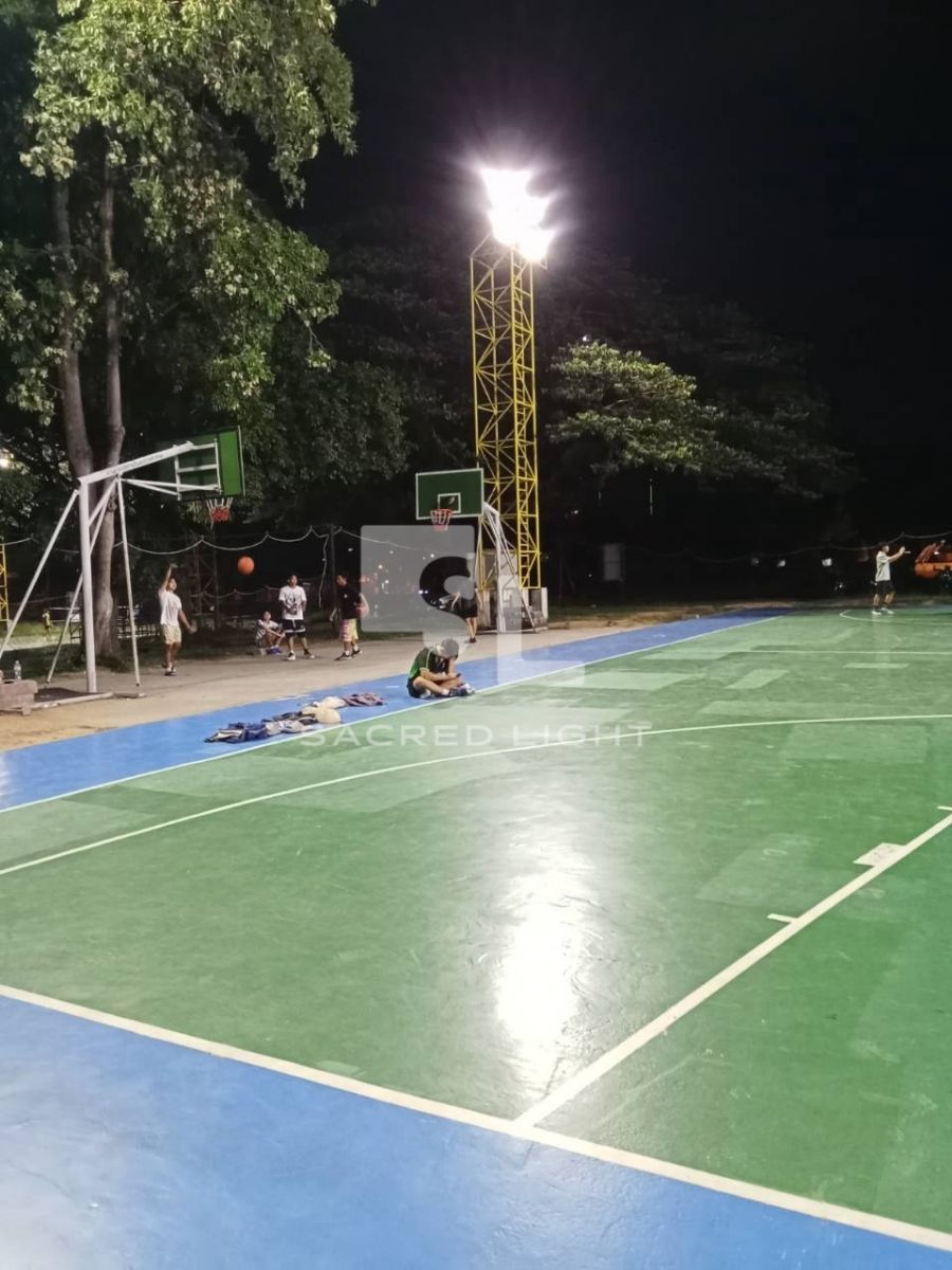 พื้นสนามบาสเกตบอลสว่างทั่วถึงจากโคมฟลัดไลท์ LED 200W