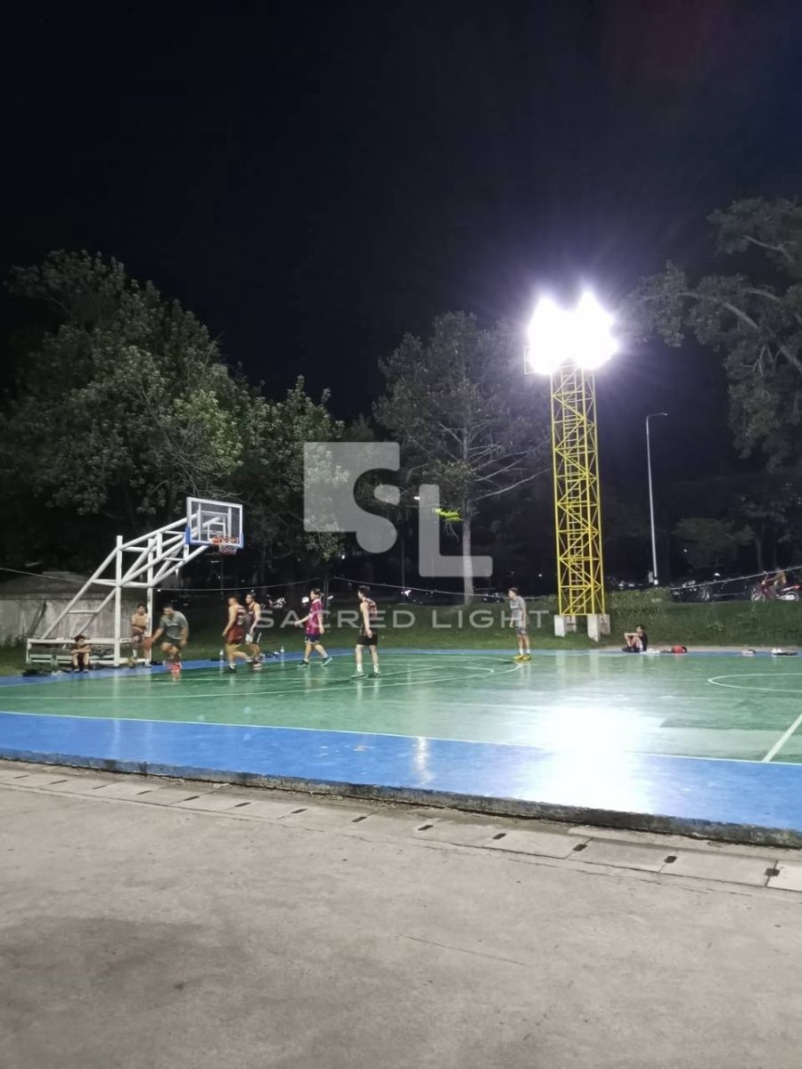 เสาโครงถักพร้อมโคมฟลัดไลท์ LED ปลายสนามบาสเกตบอลกลางคืน