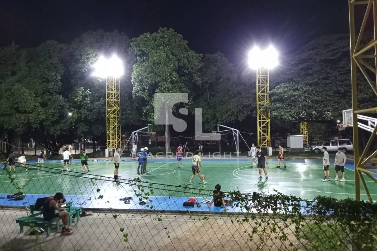 สนามบาสเกตบอล มหาวิทยาลัยเกษตรศาสตร์ วิทยาเขตศรีราชา กลางคืนหลังปรับปรุงไฟด้วยโคมฟลัดไลท์ LED MASTER-2 200W โดย SacredLight