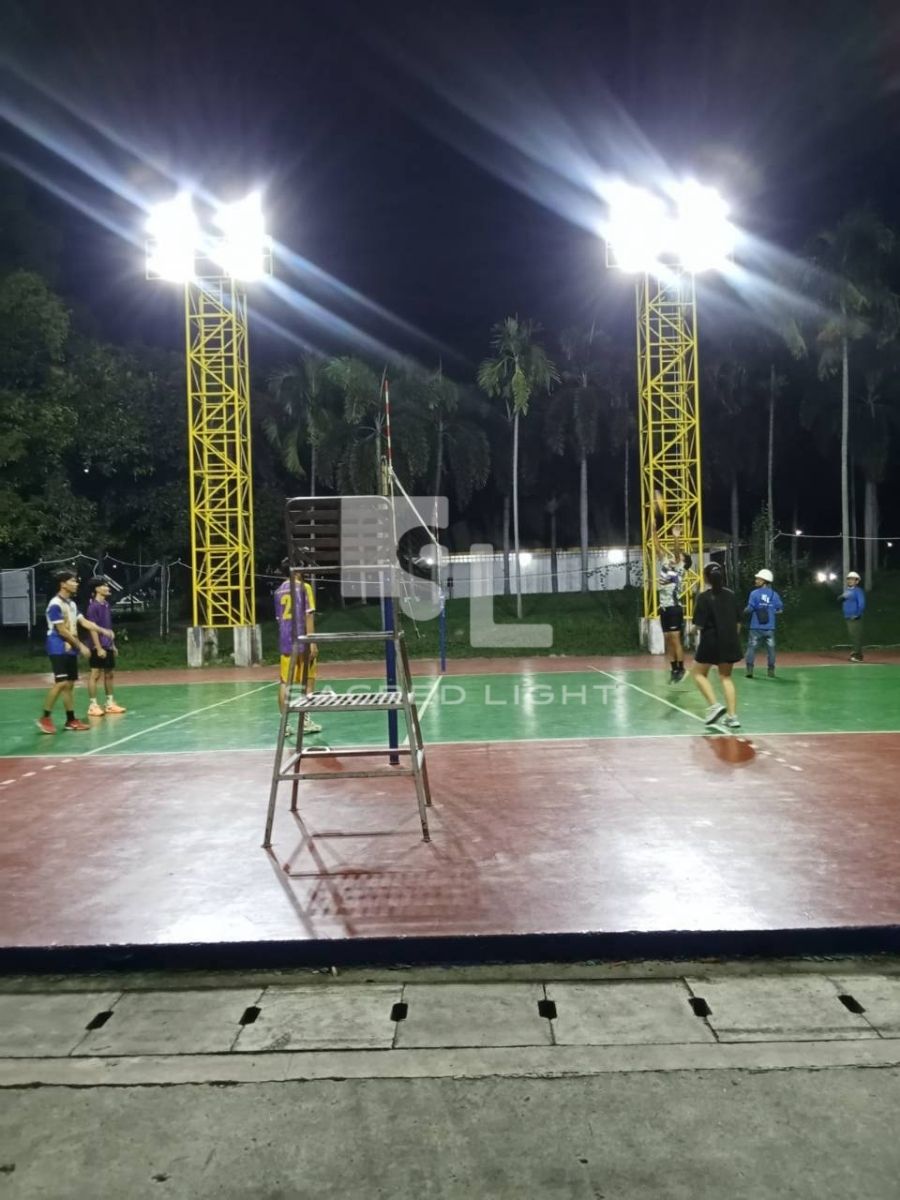สนามวอลเลย์บอล ม.เกษตรศาสตร์ ศรีราชา กลางคืน แสงจากเสาโครงถักติดโคม LED