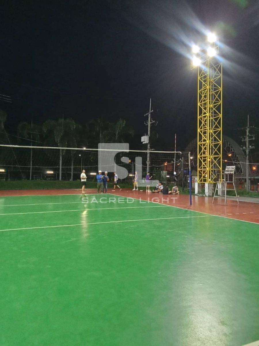 พื้นสนามวอลเลย์บอลสว่างทั่วถึงหลังปรับปรุงไฟส่องสนาม