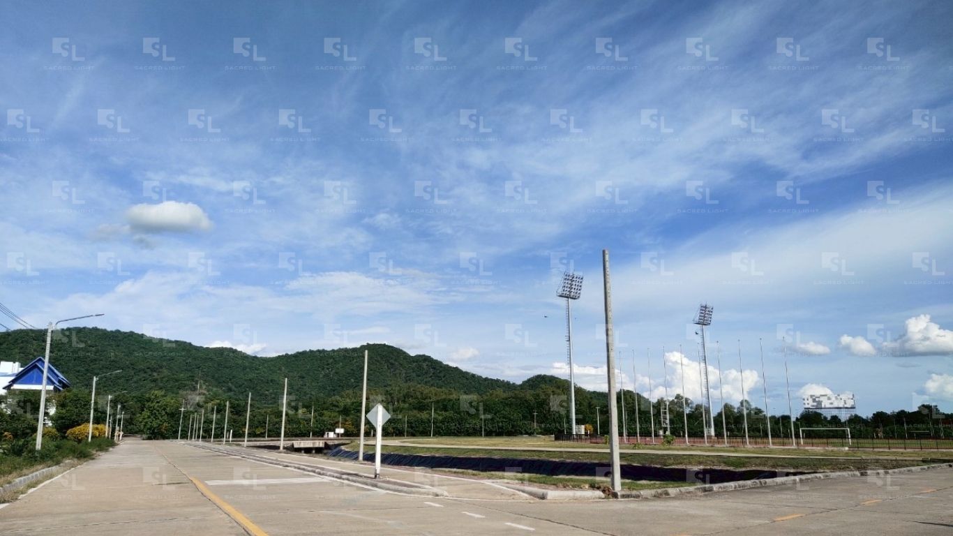 ภาพบริเวณสนามกีฬามหาวิทยาลัยราชภัฏนครสวรรค์ก่อนติดตั้งโคมไฟ LED