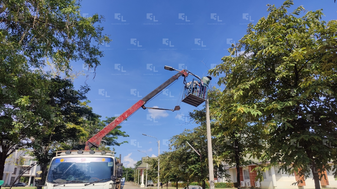 ภาพติดตั้งโคมไฟถนน LED ด้วยรถเครน มหาวิทยาลัยราชภัฏนครสวรรค์