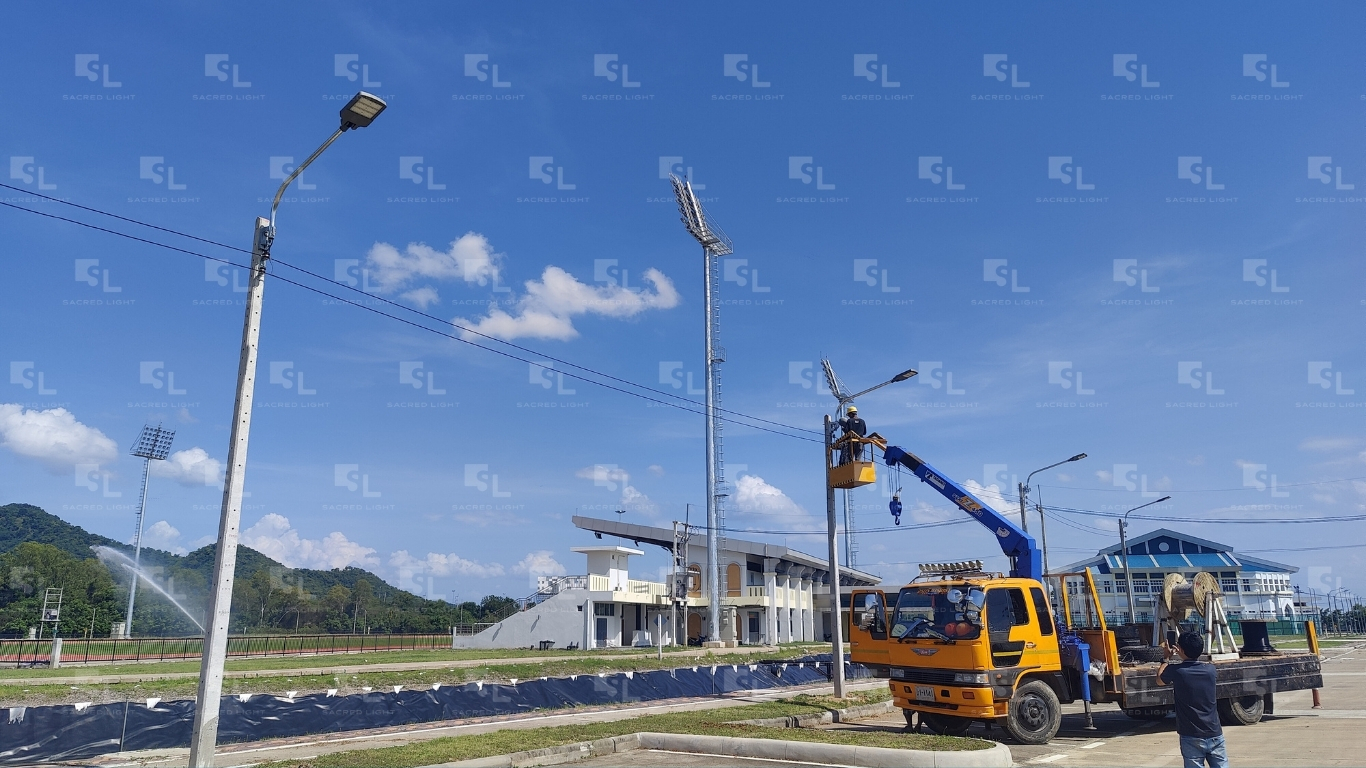 ติดตั้งโคมไฟถนน LED ด้วยรถเครน มหาวิทยาลัยราชภัฏนครสวรรค์