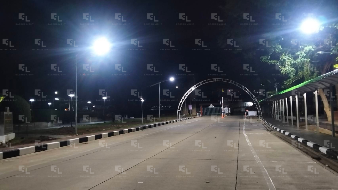 ภาพทางเข้ามหาวิทยาลัยราชภัฏนครสวรรค์ตอนกลางคืน หลังติดตั้งโคมไฟถนน