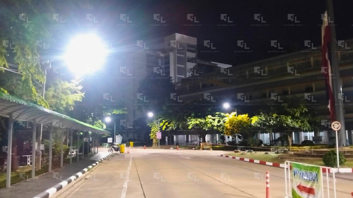 ภาพทางเข้ามหาวิทยาลัยราชภัฏนครสวรรค์ตอนกลางคืน หลังติดตั้งโคมไฟถนน