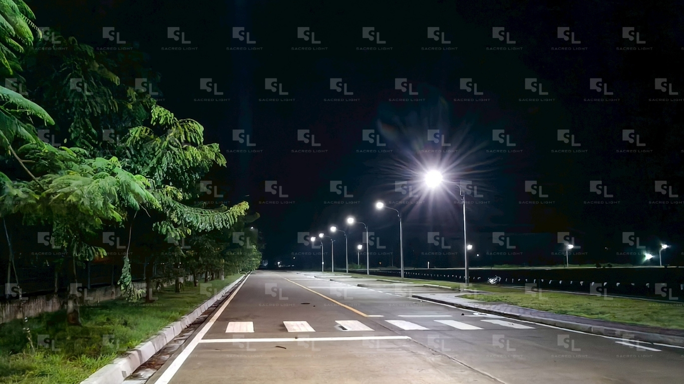 ภาพถนนรอบสนามกีฬามหาวิทยาลัยราชภัฏนครสวรรค์ตอนกลางคืน หลังติดตั้งโคมไฟถนน