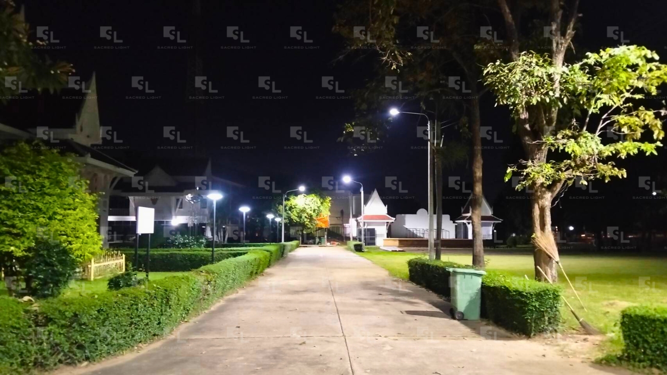 ภาพสวนทางเข้ามหาวิทยาลัยราชภัฏนครสวรรค์ตอนกลางคืน หลังติดตั้งโคมไฟถนน