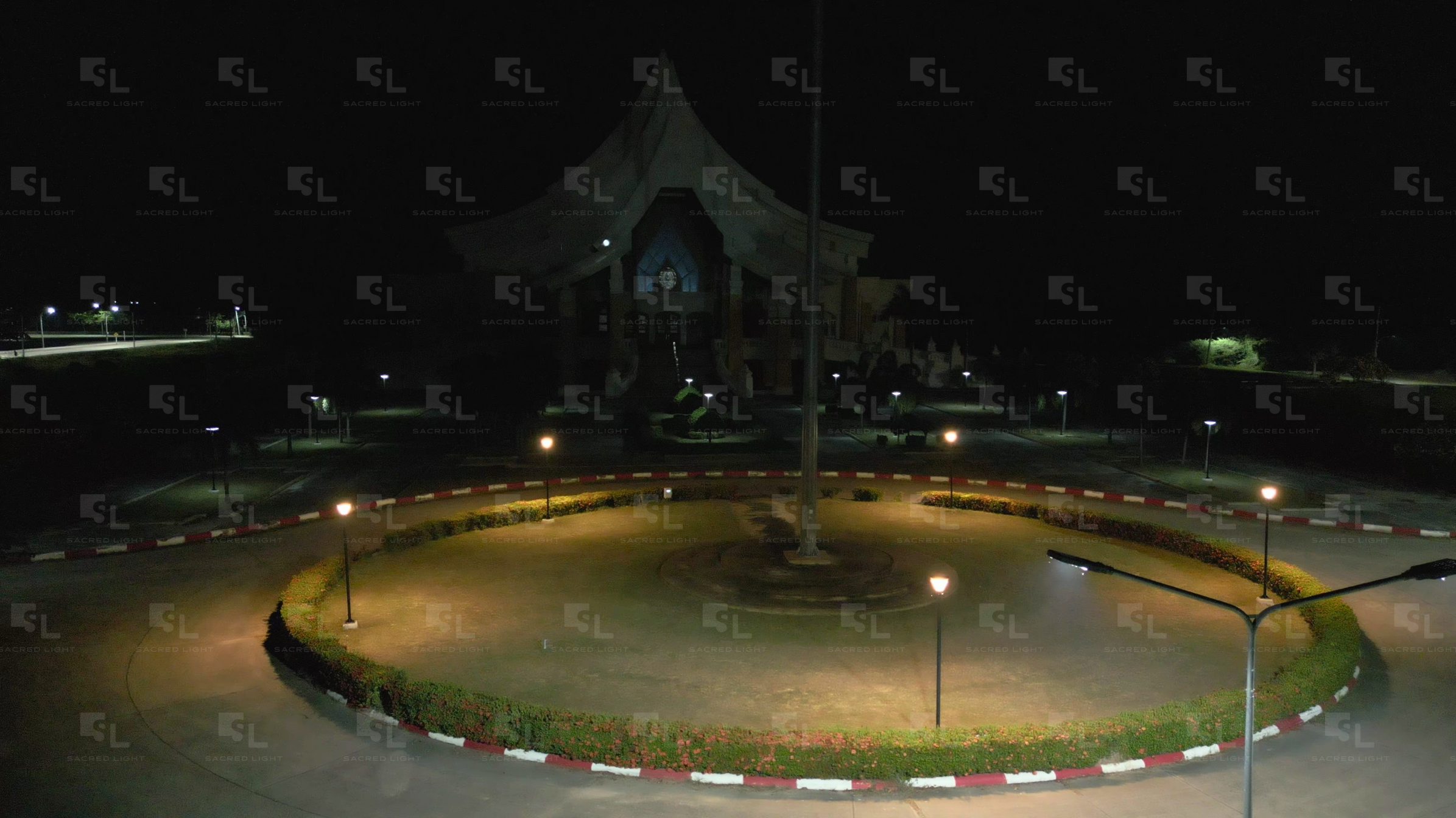 ภาพมุมสูงป้ายมหาวิทยาลัยราชภัฏนครสวรรค์ตอนกลางคืน หลังติดตั้งโคมไฟ