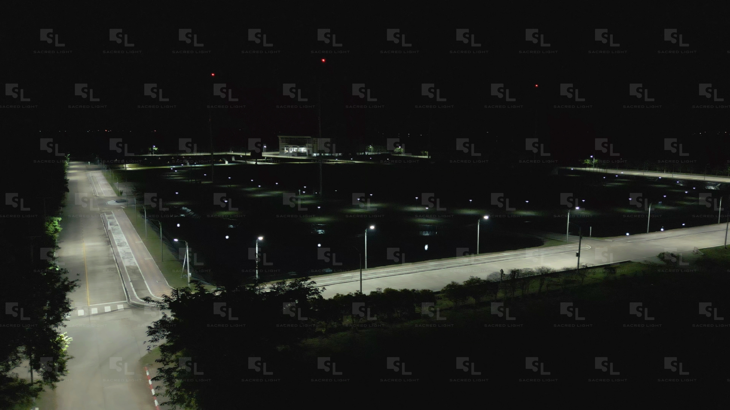 ภาพมุมสูงถนนรอบสนามกีฬามหาวิทยาลัยราชภัฏนครสวรรค์ตอนกลางคืน หลังติดตั้งโคมไฟถนน