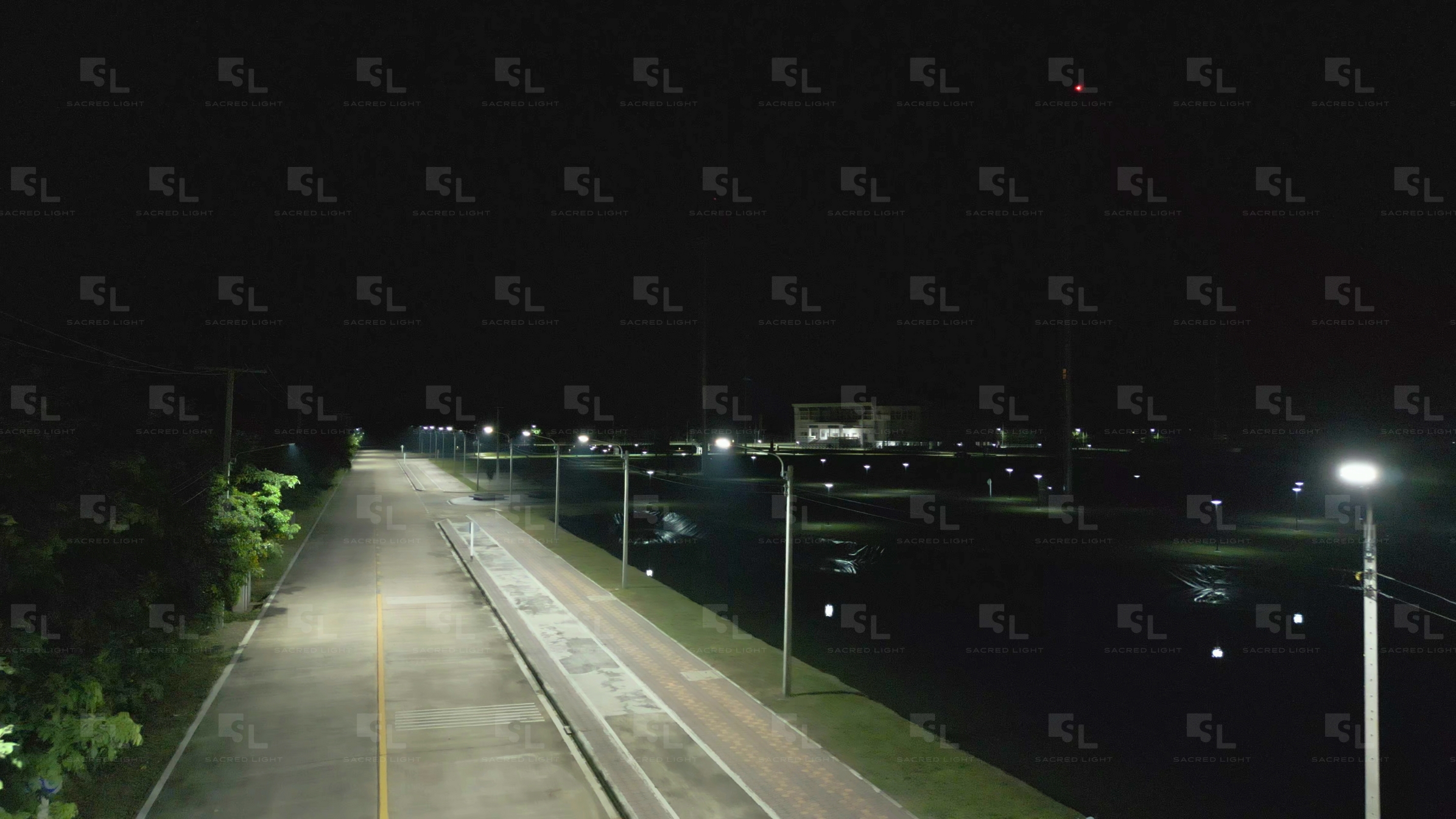 ภาพมุมสูงถนนรอบสนามกีฬามหาวิทยาลัยราชภัฏนครสวรรค์ตอนกลางคืน หลังติดตั้งโคมไฟถนน