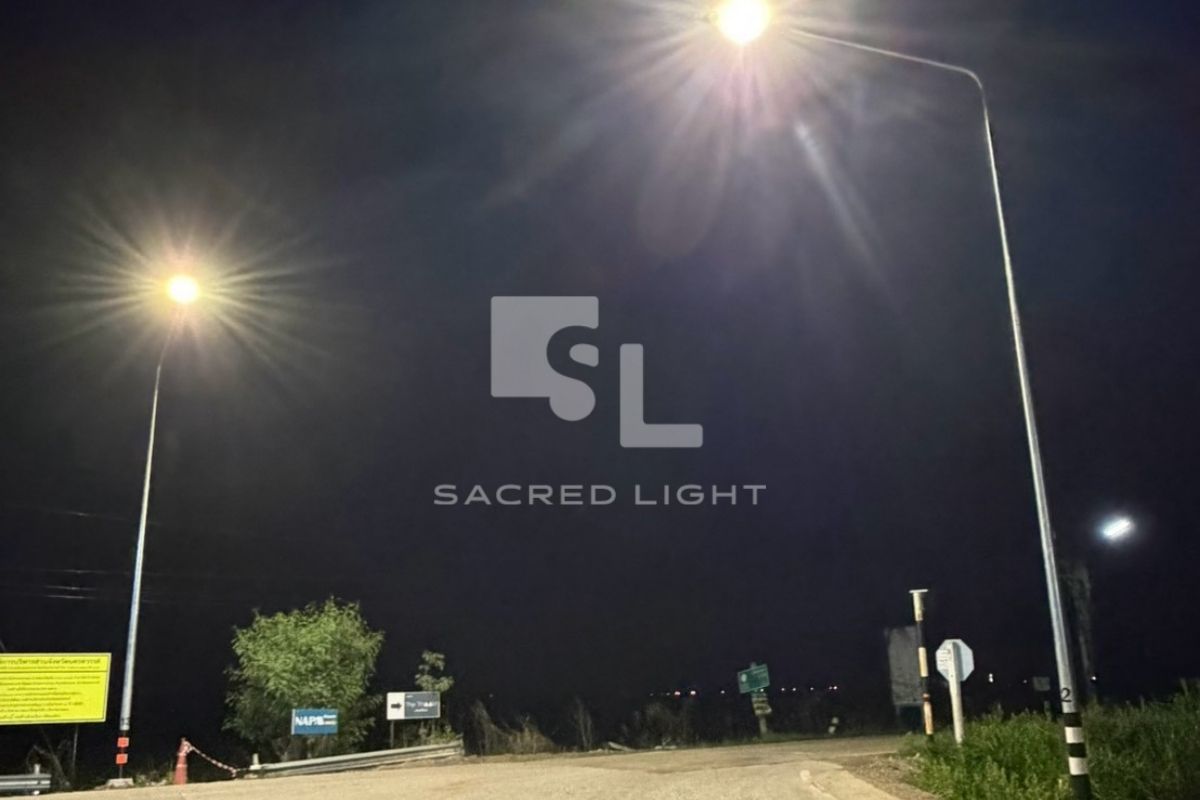 บรรยากาศกลางคืนในชุมชนบ้านวังไผ่ แสงสว่างจากโคมไฟถนน LED ครอบคลุมทั้งสองข้างทาง