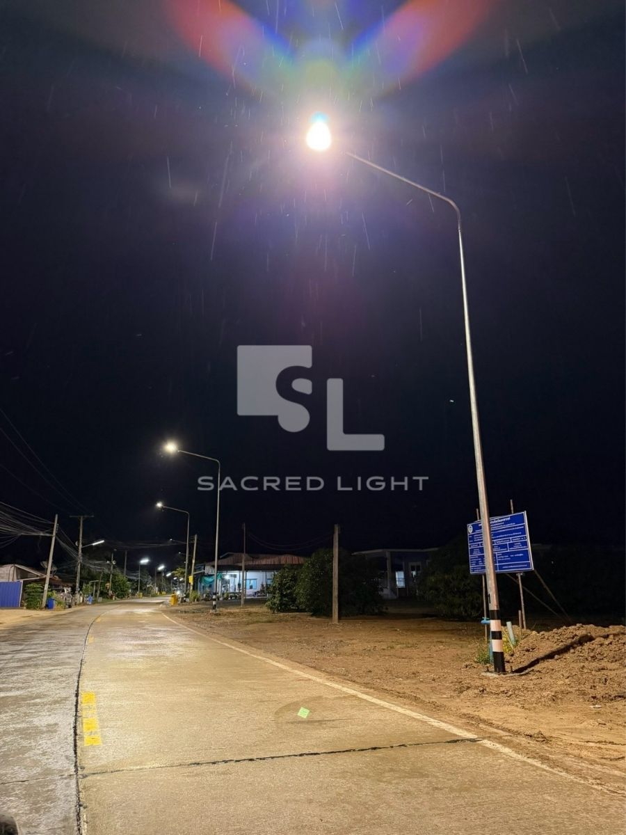 ทางแยกกว้าง นว.ถ-00096 พื้นที่โล่ง สว่างจากโคมไฟถนน LED 2 ต้น