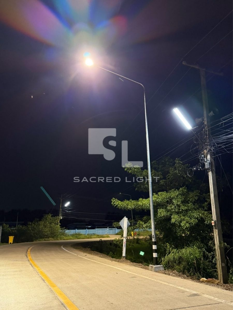 ถนนในหมู่บ้าน บ้านวังไผ่ มีแสงสว่างต่อเนื่องจากโคมไฟถนน LED โครงการ อบจ.นครสวรรค์