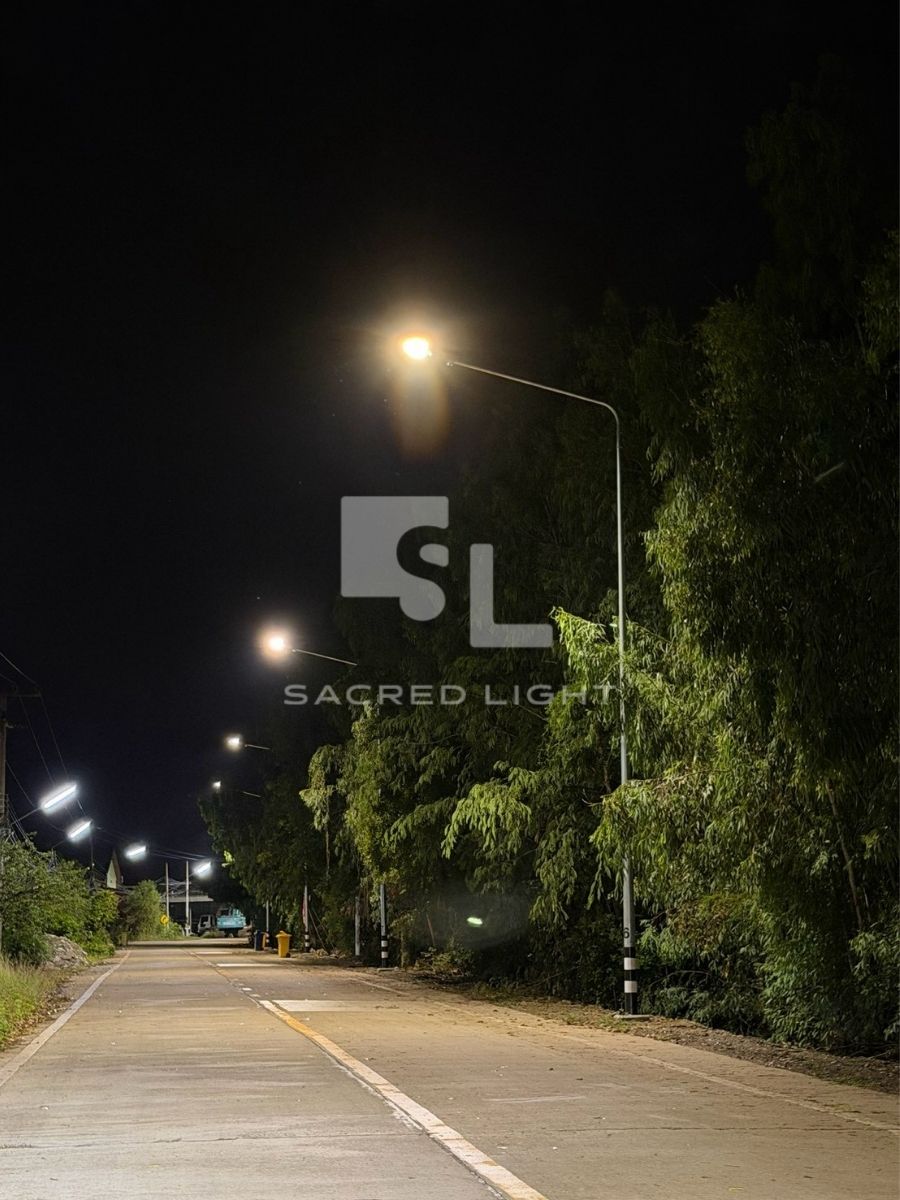 ทางแยก ทล.นว.ถ-00096 สว่างจากโคมไฟถนนนวัตกรรมไทย 2 ต้น กลางคืน