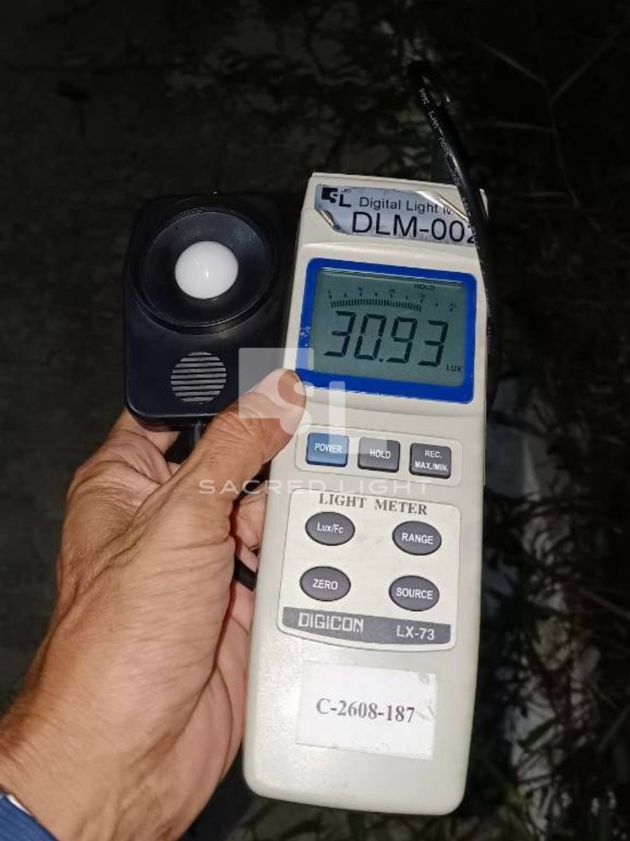 วัดค่าความสว่างบนทางเดินช่วงกลางคืน อ่านได้ 30.93 ลักซ์