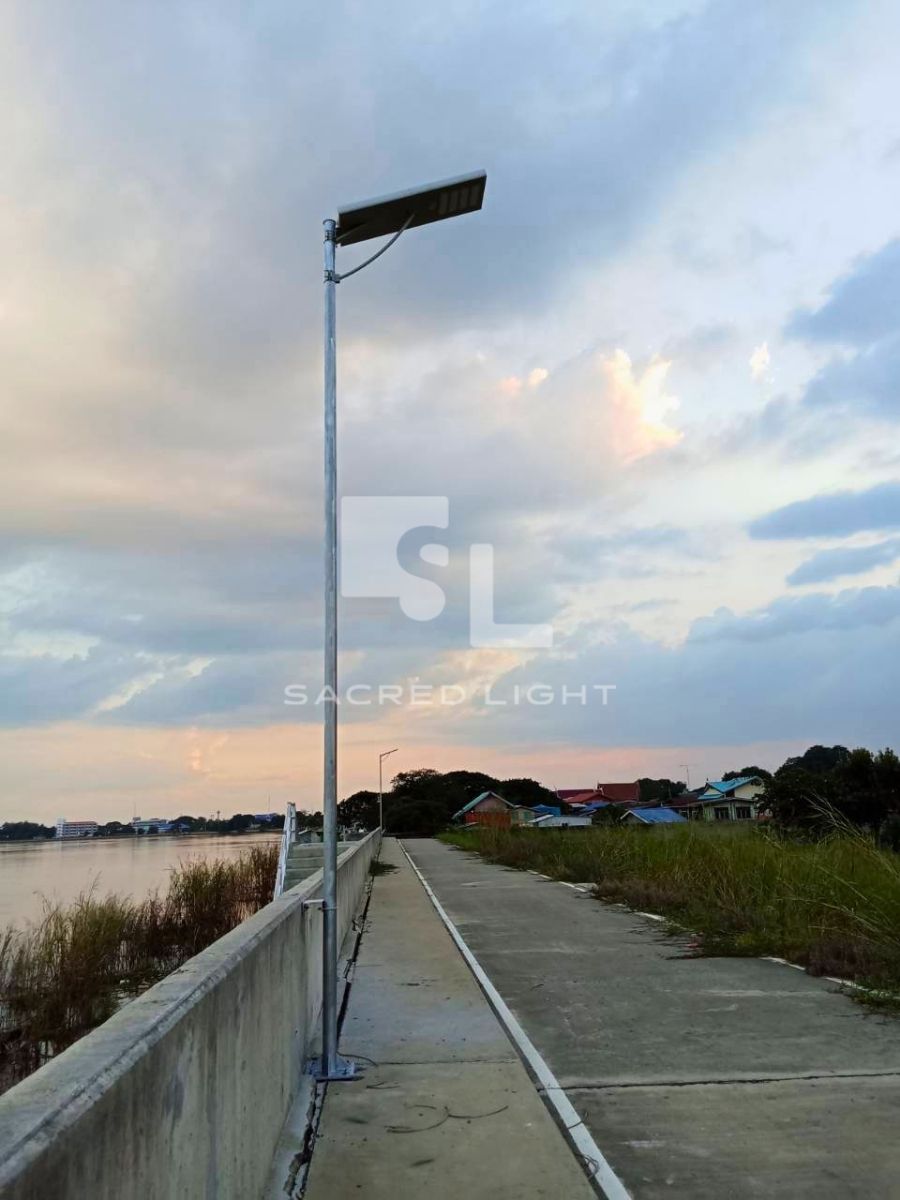 แนวเสาไฟโซล่าเซลล์บนทางเดินริมเขื่อน หาดทรายอินทร์บุรี