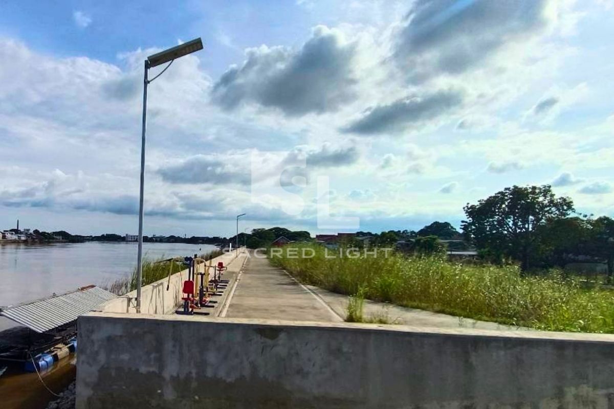 ทางเดินและลานออกกำลังกายริมแม่น้ำเจ้าพระยา หาดทรายอินทร์บุรี หลังติดตั้งโคมไฟถนนโซล่าเซลล์